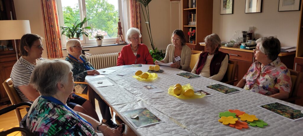 Die Kunstgeragogin Ina Simone Petri (Hechingen, 3.v.r.) im Einsatz in einem Oldenburger Senioren- und Pflegeheim. Foto: Gundula Zimmermann-Lohse